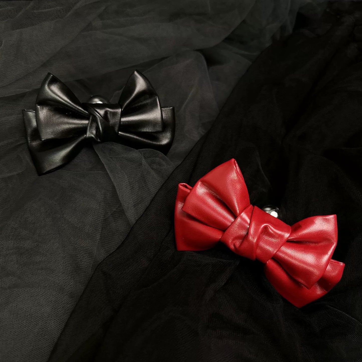 Front view of the Glossy Bow Anal Plug featuring a polished metal body and a black faux-leather ribbon, available on SexyMaker.